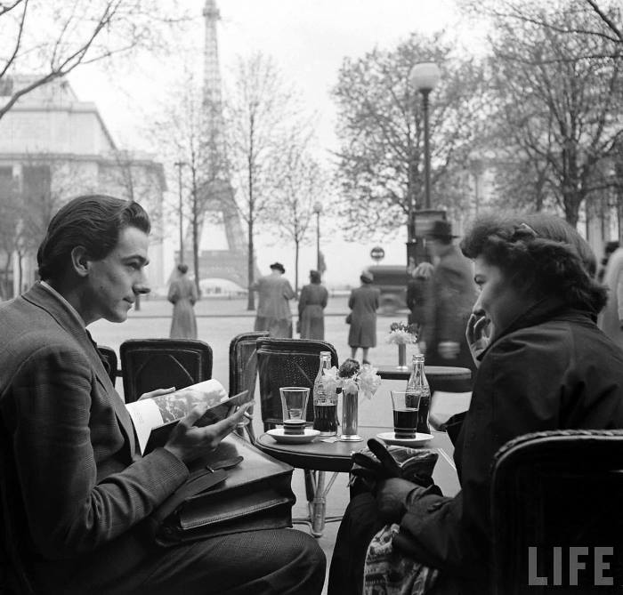 Пара сидит в кафе у Эйфелевой башни, попивая Coca-Cola. Фото: Mark Kauffman