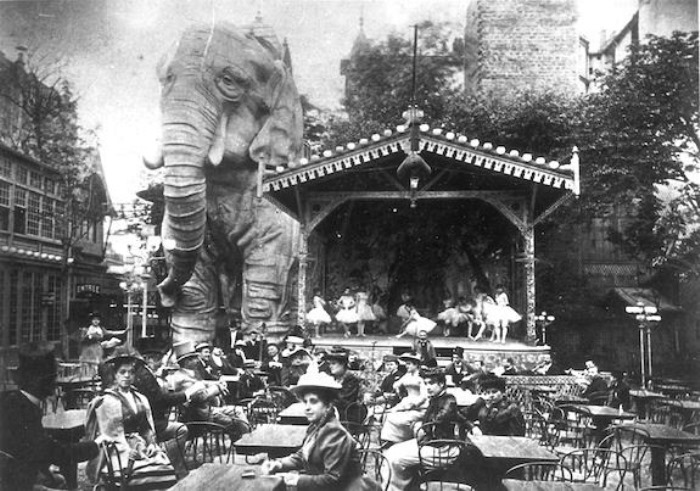 В 1900 г. Оллер и Зидлер приобрели огромного деревянного слона из экспозиции на Всемирной выставке и установили его в саду