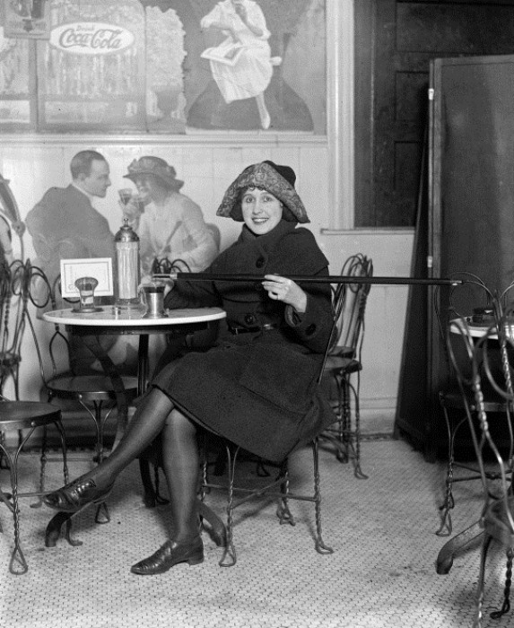 Женщина демонстрирует новомодный аксессуар периода сухого закона – трость для алкоголя, 1922 г.