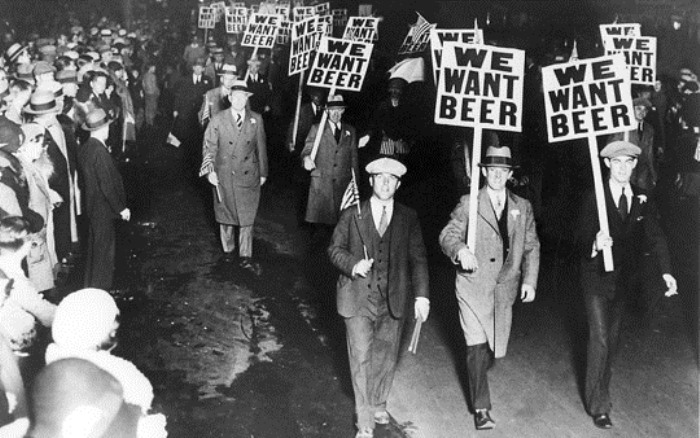 Более 100 000 жителей Нью-Йорка вышли на акцию протеста против сухого закона, 1932 г.