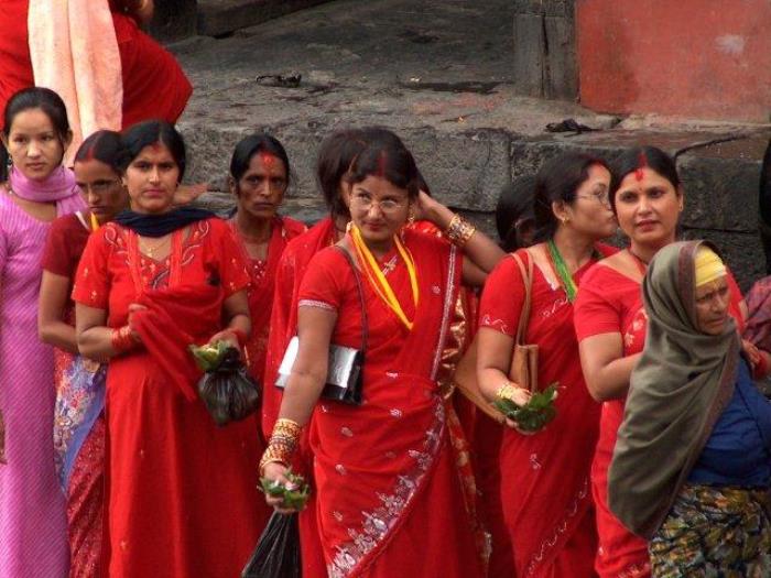 Женщины в очереди к храму Шивы