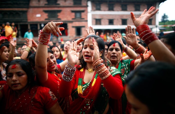 Женщины танцуют и поют на фестивале Тидж