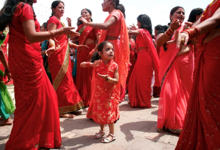 Девочка танцует со своими старшими родственницами