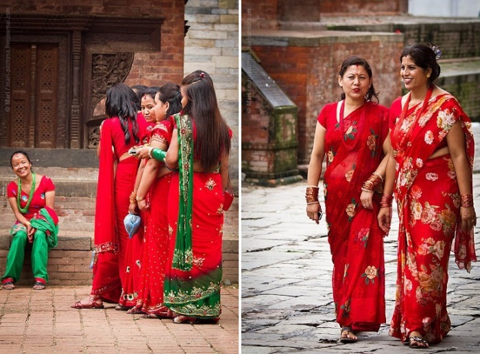 Женщины в традиционных красных сари