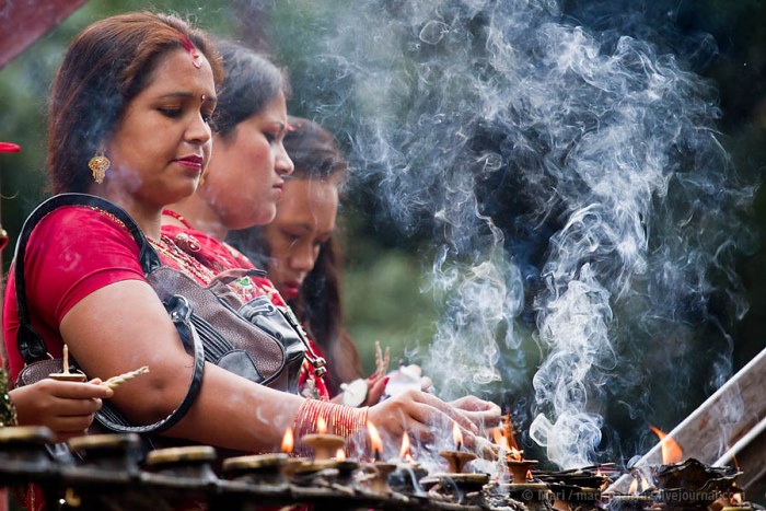 Обязательный ритуал во время празднований: женщины зажигают благовония возле храма