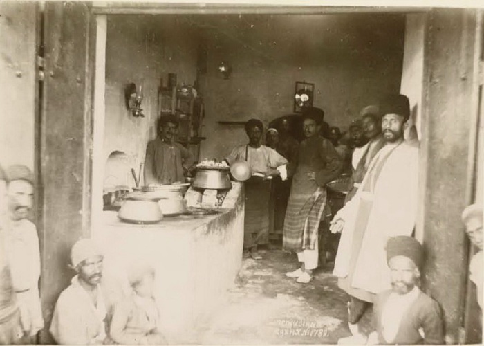 Группа людей на лезгинской кухне. Кавказ, последняя четверть XIX века.