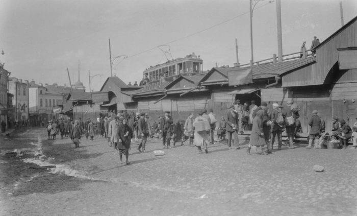 Толпы людей на Балчуг-ветошном базаре. СССР, Нижний Новгород, 1931 год.