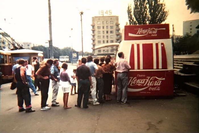 Мини-киоск для продажи Кока-Колы. СССР, Киев, Площадь Победы, 1987 год.