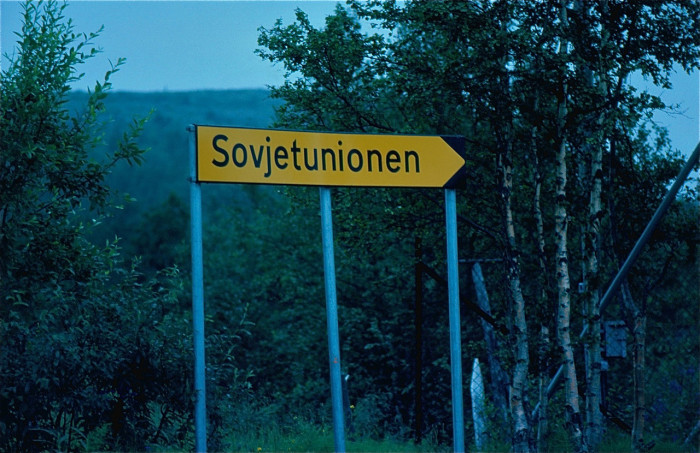 Знак на дороге неподалеку от границы.  