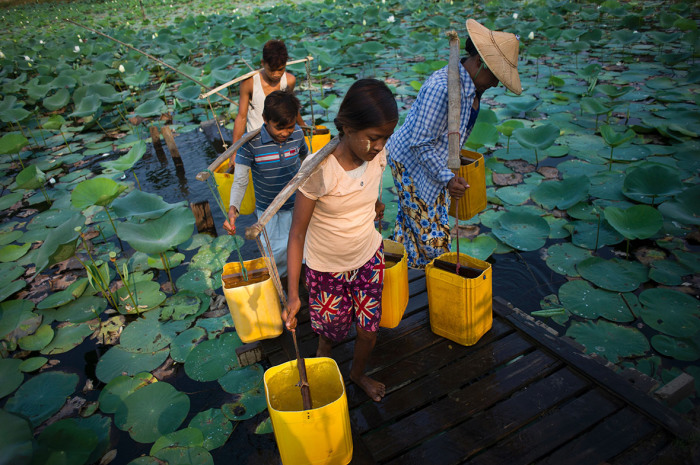 Местные жители набирают питьевую воду в озере.