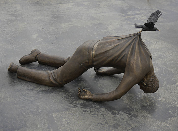 Статуя современного скульптора Фредрика Раддума, поражающая своей неординарностью.