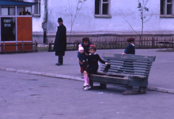 Школьница, сидящая после учебы на лавочке. СССР, Братск, 1969 год.