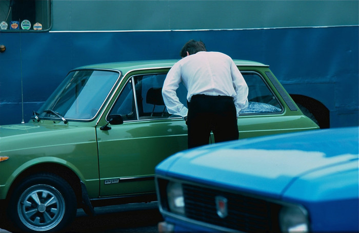 Мужчина, рассматривающий новую машину. СССР, Ленинград, 1981 год.