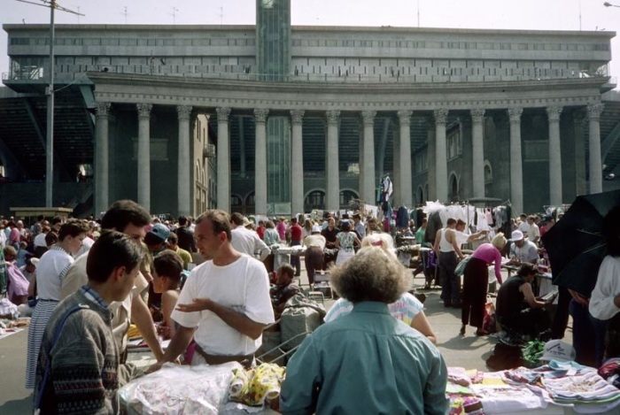 Уличная торговля на Троицкой площади, 1990 год. 