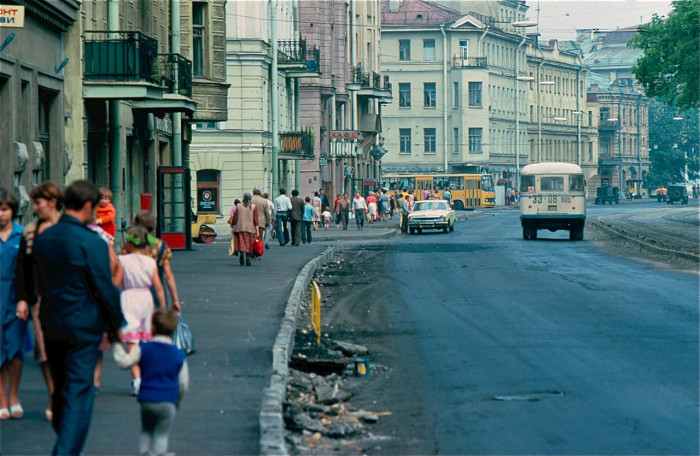 Люди, идущие по своим делам. СССР, Ленинград, 1981 год.