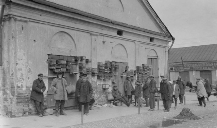 Уличная торговля птицами. СССР, Нижний Новгород, 1931 год.