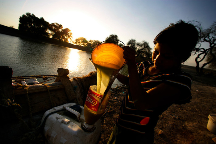  Подростки набирают воду в сильно загрязнённом источнике. Мексика, Сан-Маркос-Тлакоялько.