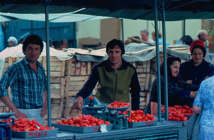Продажа помидоров на местном рынке. СССР, Ленинград, 1981 год. 