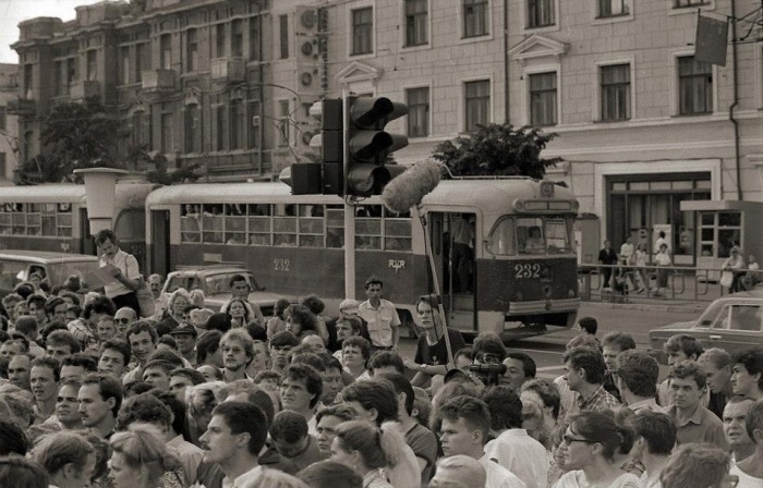 На центральной площади Владивостока в 1991 году.