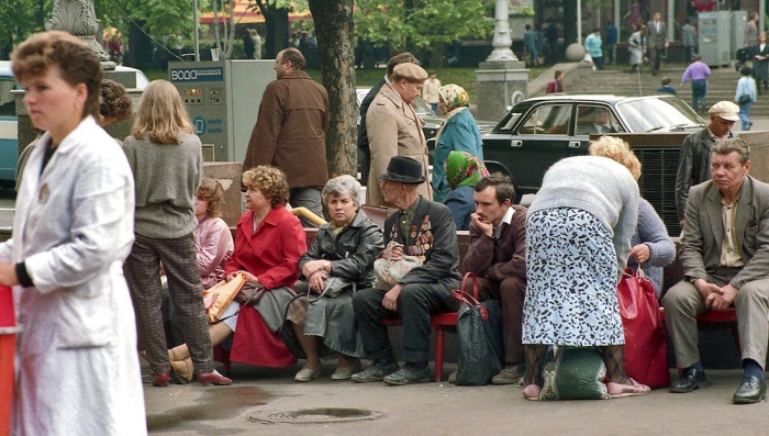 Отдыхающие. СССР, Киев, Крещатик, 1989 год.