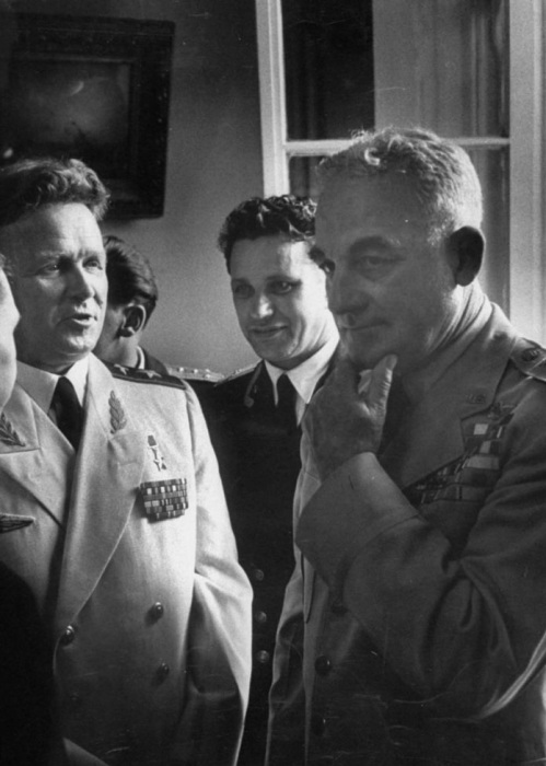 Начальник штаба ВВС СССР Леонид Руденко беседует с бригадным генералом Натаном Твинингом на приеме, организованном после авиашоу.