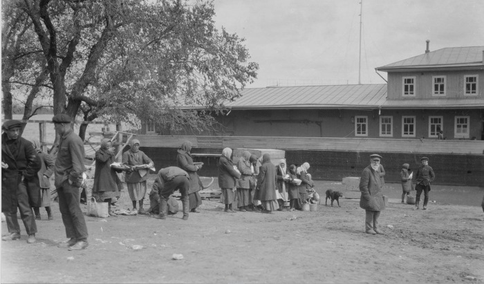 Уличная торговля возле реки. СССР, Нижний Новгород, 1931 год.