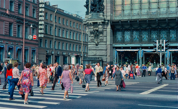 Толпы людей, переходящие дорогу на Невском проспекте. СССР, Ленинград, 1981 год.