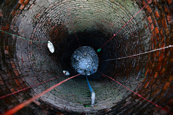 Добыча воды из почти пересохшего колодца в Бхактапуре.