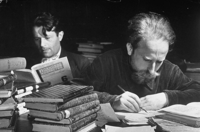 Работающие в Ленинской библиотеке ученные во время авиаударов. СССР, 1941 год. 