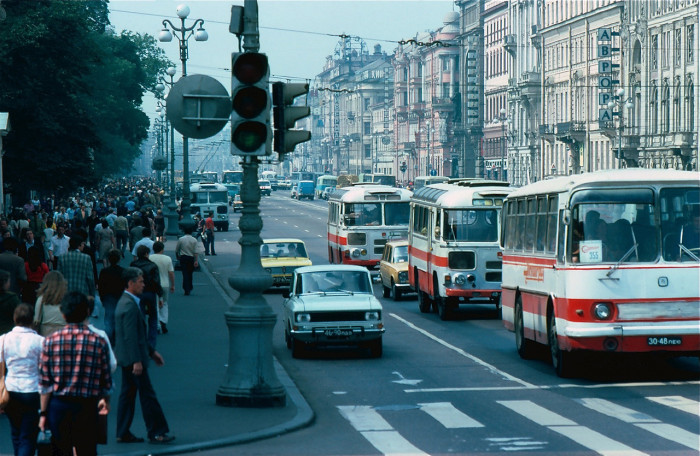 Оживленный Невский проспект. СССР, Ленинград, 1981 год.