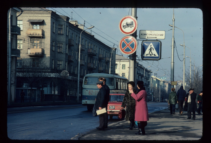 Уличная сцена на проспекте Комсомольский. СССР, Донецк, 1981 год. 