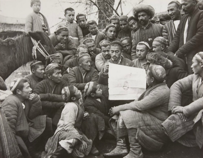 Мохаммед Дадабаев читает Указ о земельных и водных реформах в 1920-е годы.