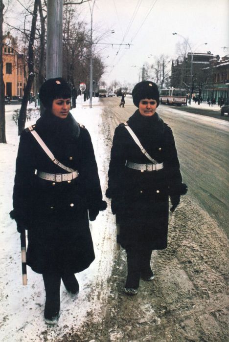 Несущие службу женщины-регулировщицы. СССР, Хабаровск, 1968 год.