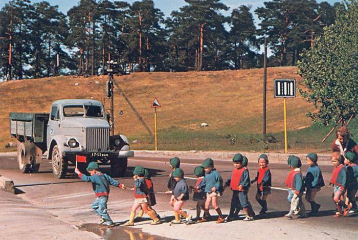 Воспитанники детского сада, идущие на экскурсию. СССР,1970 год.