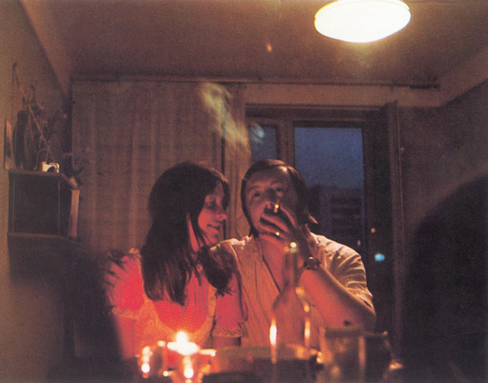 Ужин молодой пары в одной из ленинградских квартир. СССР, 1978 год.