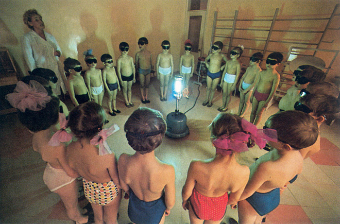 Мурманские дети на оздоровительном сеансе облучения ультрафиолетом. СССР, 1975 год.