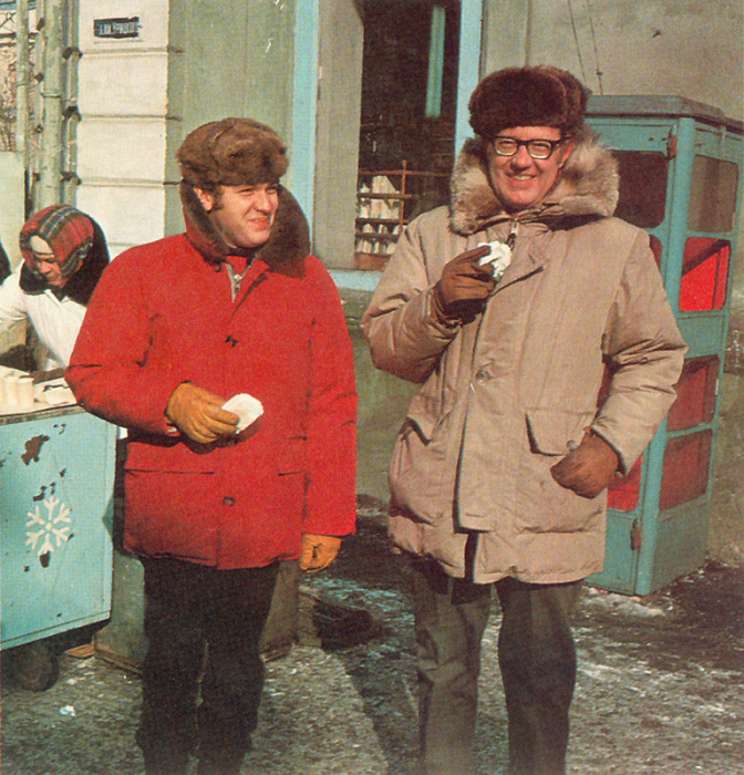Фотограф Дин Конгер и переводчик Геннадий Соколов пробующие зимой мороженное. СССР, Иркутск, 1970 год. 