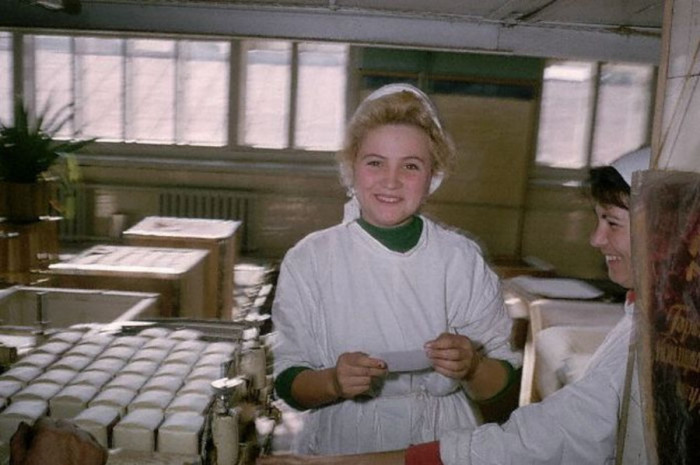  Фасовщицы, работающие на конфетной фабрике. СССР, Иркутск, 1968 год. 