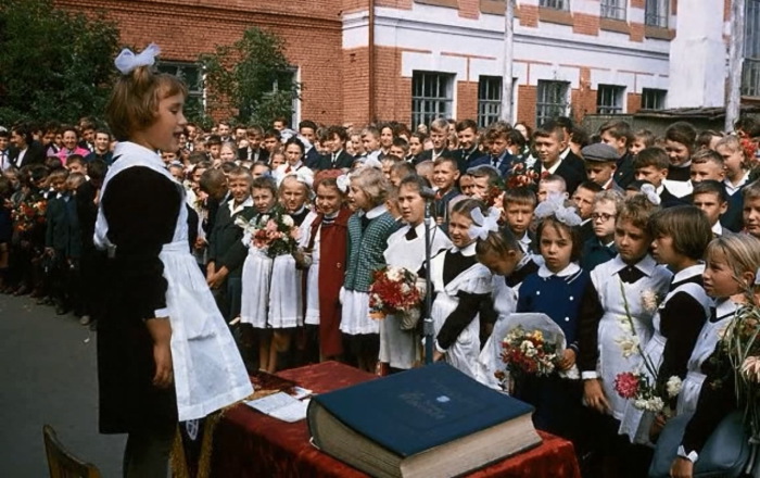 1 сентября в 11 школе города Иркутск. СССР, 1967 города. 
