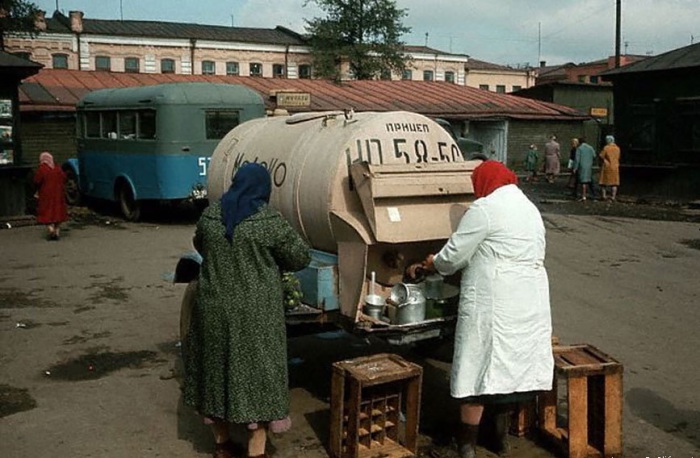 Женщина, торгующая молоком на рынке. СССР, 1967 год. 