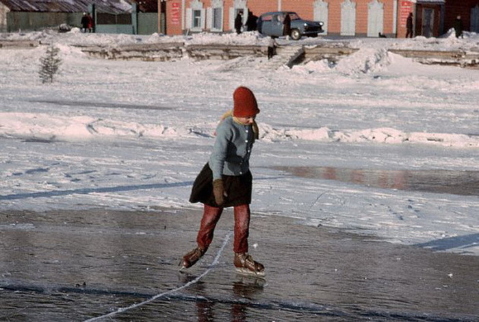 Школьница, катающаяся на коньках. СССР, 1967 год.