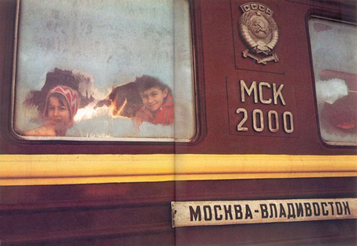 Смотрящие из окна вагона подростки, на станции Транссибирской магистрали. СССР, 1972 год.