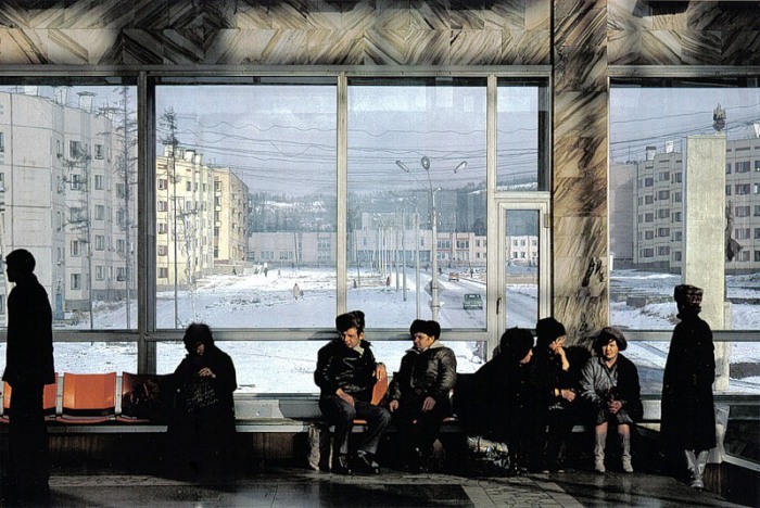 Люди, ожидающие на вокзале поезд в Северобайкальске. СССР, 1971 год.