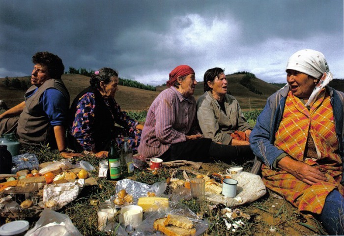 Женщины из села Байкальское отдыхающие и поющие родные песни на пикнике. СССР, 1974 год.