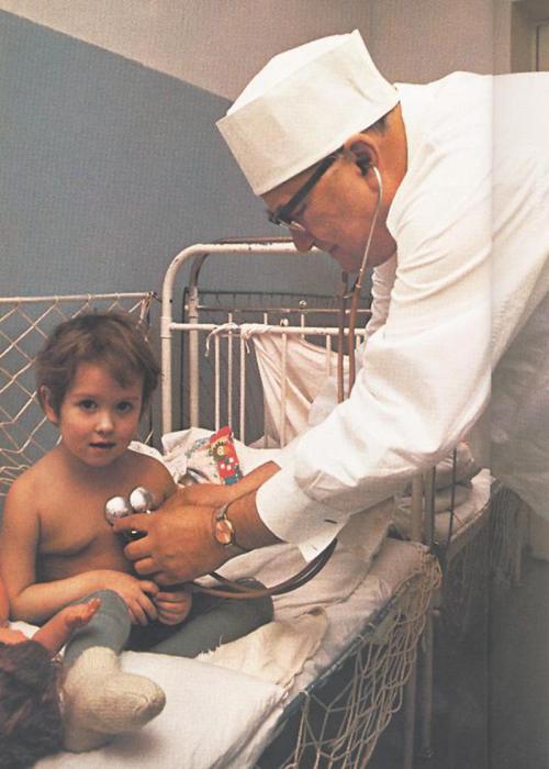 Врач обследующий девочку перед проведением открытой операции на сердце. СССР, академгородок близ Новосибирска, 1970 год.