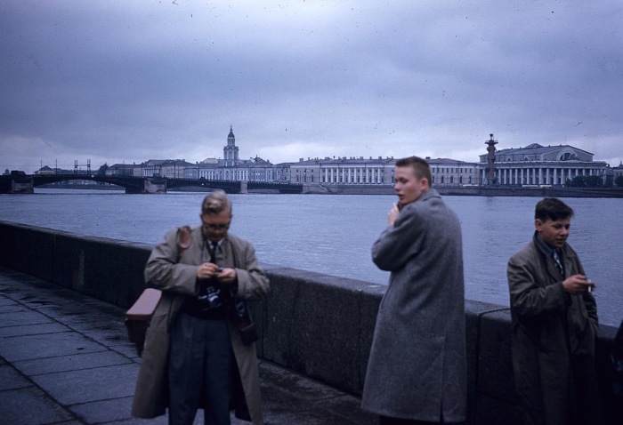 Туристы на берегу Невы. СССР, Ленинград, 1959 год.