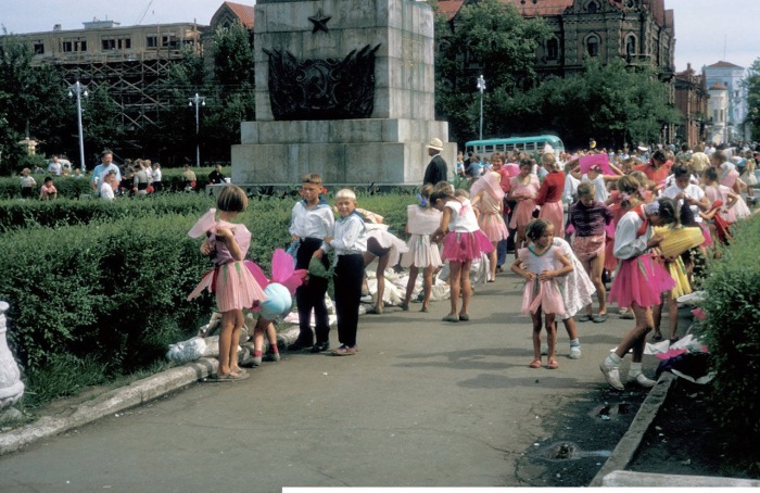 Переодевающиеся дети в сквере имени Кирова на бывшей Тихвинской площади.