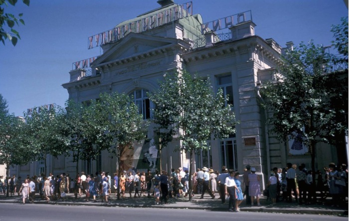 Кинотеатр Художественный, бывший кинотеатр Декаданс. Улица Карла Маркса.