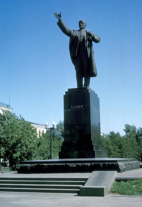 Памятник Ленину построен на месте лютеранской кирхи.