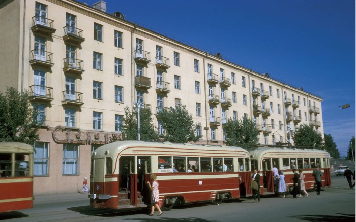 Остановка трамвая в последствие перенесенная за угол на улицу Тимирязева.